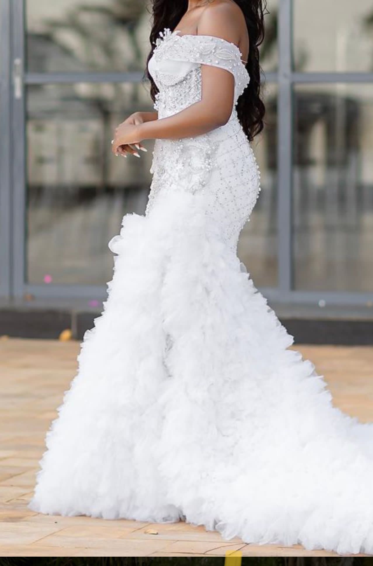 Encantador vestido de novia de corte A con hombros descubiertos y cola capilla