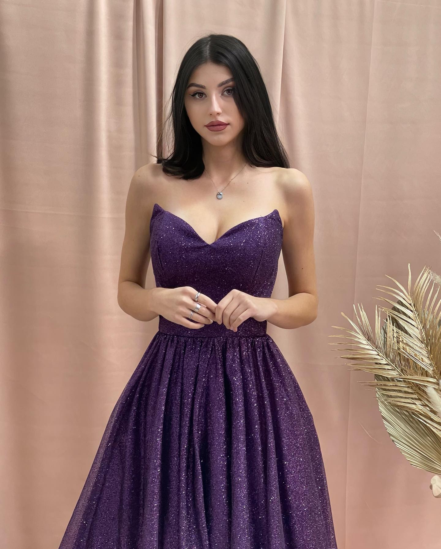bezauberndes trägerloses ärmelloses A-Linien-Ballkleid aus Satin mit Pailletten