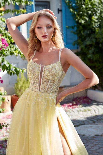 Charmantes A-Linien-Ballkleid mit Tüllspitze und Spaghettiträgern, ärmellos, mit Schlitz vorne
