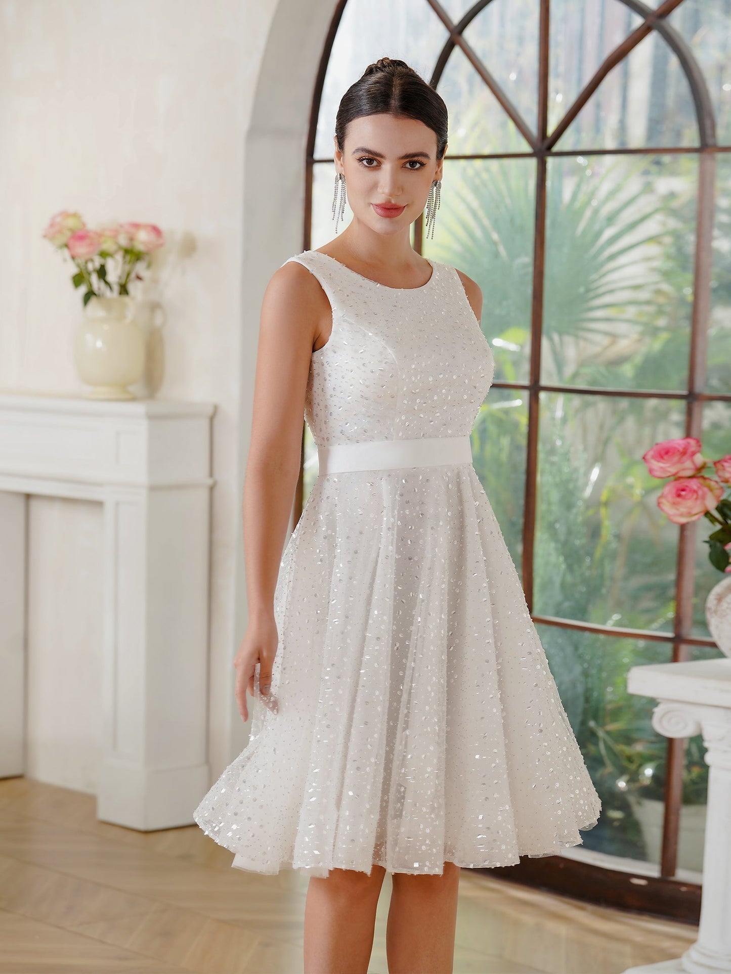 Charmantes A-Linien-Tüll-Polyester-U-Ausschnitt-ärmelloses cremefarbenes Ballkleid mit Pailletten