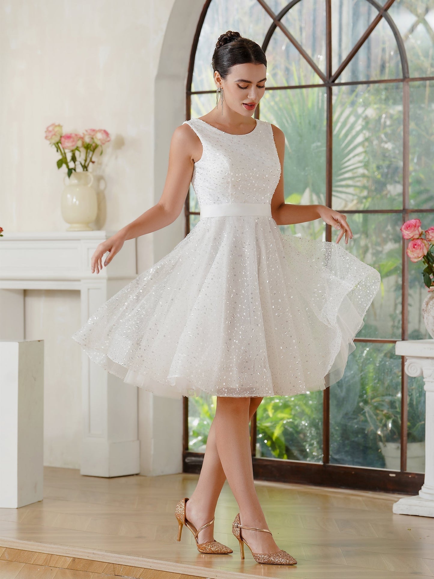 Charmantes A-Linien-Tüll-Polyester-U-Ausschnitt-ärmelloses cremefarbenes Ballkleid mit Pailletten