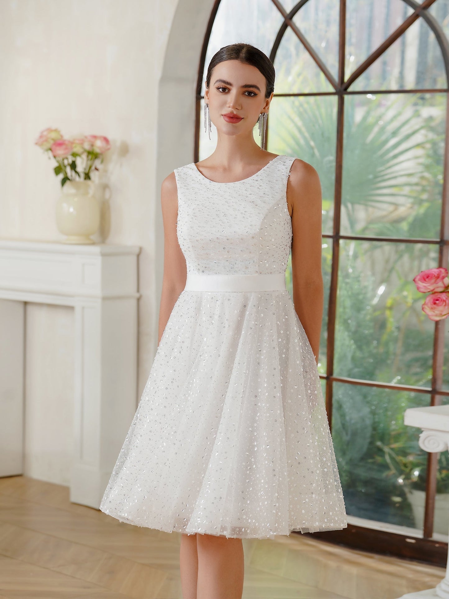 Charmantes A-Linien-Tüll-Polyester-U-Ausschnitt-ärmelloses cremefarbenes Ballkleid mit Pailletten