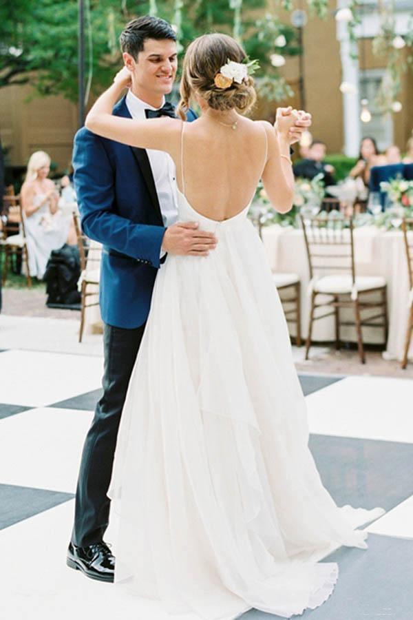 Encantadores vestidos de novia de tul color marfil con escote en V y espalda descubierta WD329