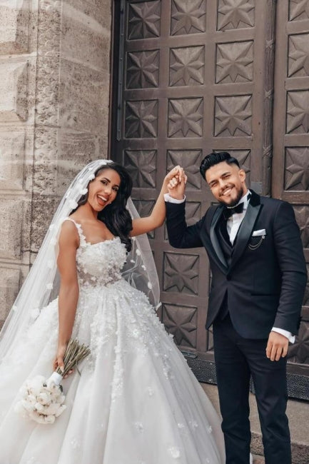 Charmantes Ballkleid mit Spitze und quadratischem ärmellosem weißen Brautkleid mit Applikationen