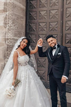 Charmantes Ballkleid mit Spitze und quadratischem ärmellosem weißen Brautkleid mit Applikationen