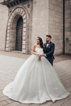 Charmantes Ballkleid mit Spitze und quadratischem ärmellosem weißen Brautkleid mit Applikationen
