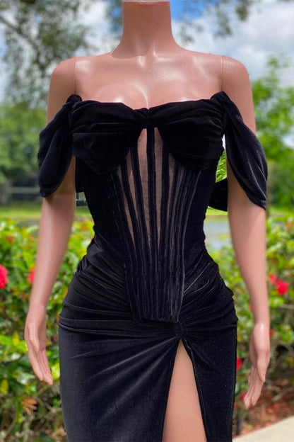 Encantador vestido de fiesta de terciopelo negro largo con escote sirena y hombros descubiertos con abertura