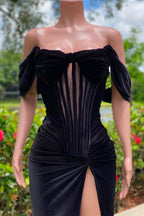 Encantador vestido de fiesta de terciopelo negro con hombros descubiertos, corte sirena, sin mangas y abertura.