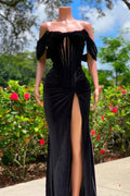 Encantador vestido de fiesta de terciopelo negro con hombros descubiertos, corte sirena, sin mangas y abertura.