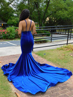 Encantadores vestidos de fiesta de sirena con escote en V y tirantes finos en azul marino, con encaje transparente
