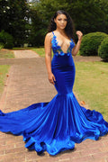 Encantadores vestidos de fiesta de sirena con escote en V y tirantes finos en azul marino, con encaje transparente