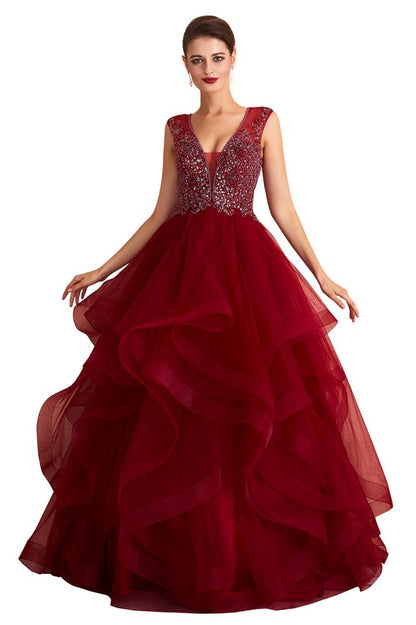 Vestido de fiesta burdeos sin mangas con escote halter, de tul y lentejuelas.