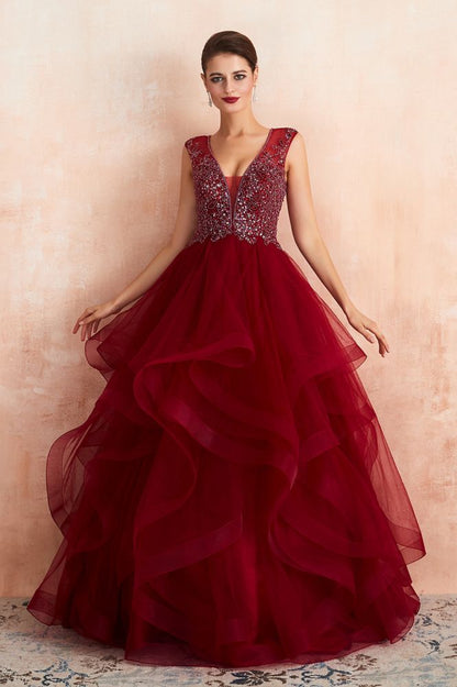 Vestido de fiesta burdeos sin mangas con escote halter, de tul y lentejuelas.