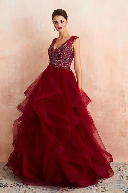 Vestido de fiesta burdeos sin mangas con escote halter, de tul y lentejuelas.