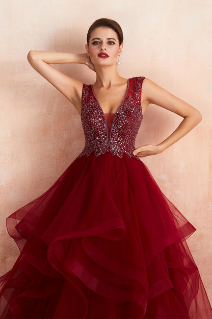 Vestido de fiesta burdeos sin mangas con escote halter, de tul y lentejuelas.