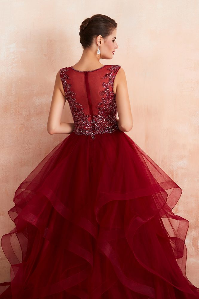 Vestido de fiesta burdeos sin mangas con escote halter, de tul y lentejuelas.