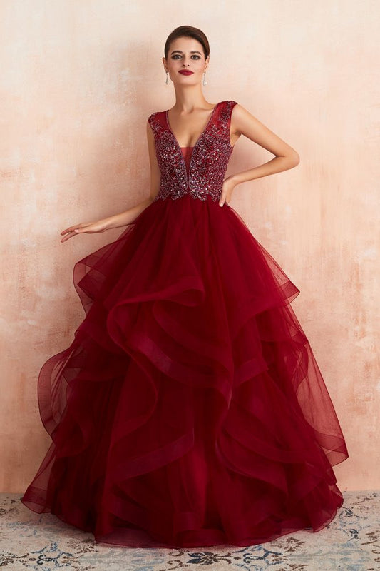 Vestido de fiesta burdeos sin mangas con escote halter, de tul y lentejuelas.