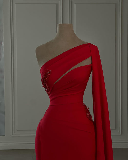 Charmantes, säulenförmiges Chiffon-Abendkleid mit einer Schulter und langen Ärmeln in Rot mit Strass
