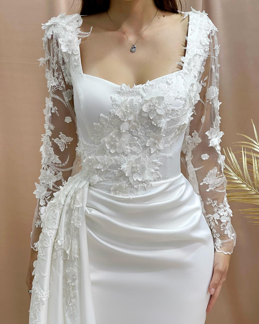 Charmantes, säulenförmiges, schulterfreies, langärmliges Brautkleid mit Applikationen aus Satin und Spitze