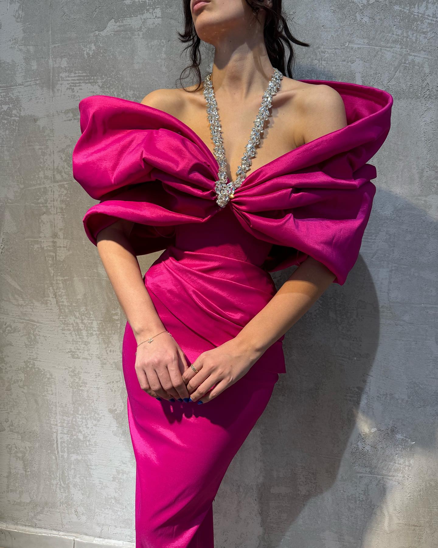 Charmantes, säulenförmiges Satin-Neckholder-Abendkleid mit halben Ärmeln in Rosa mit Schleife