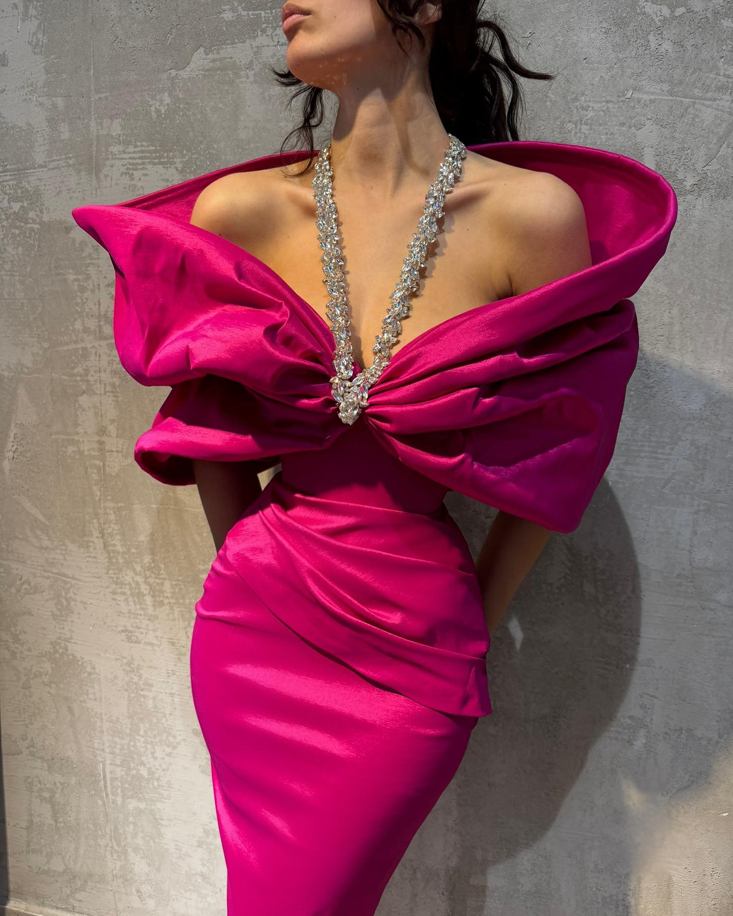 Charmantes, säulenförmiges Satin-Neckholder-Abendkleid mit halben Ärmeln in Rosa mit Schleife