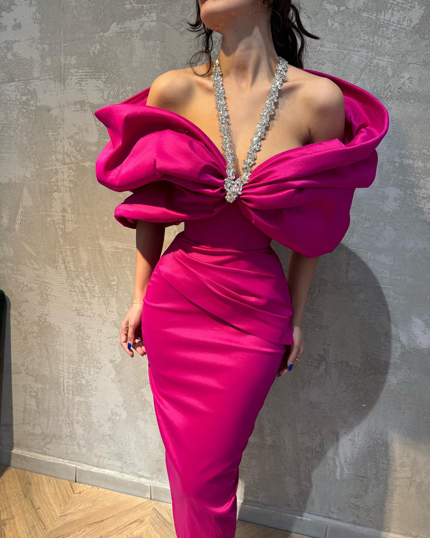 Charmantes, säulenförmiges Satin-Neckholder-Abendkleid mit halben Ärmeln in Rosa mit Schleife