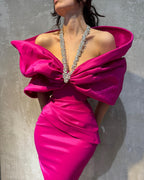 Charmantes, säulenförmiges Satin-Neckholder-Abendkleid mit halben Ärmeln in Rosa mit Schleife