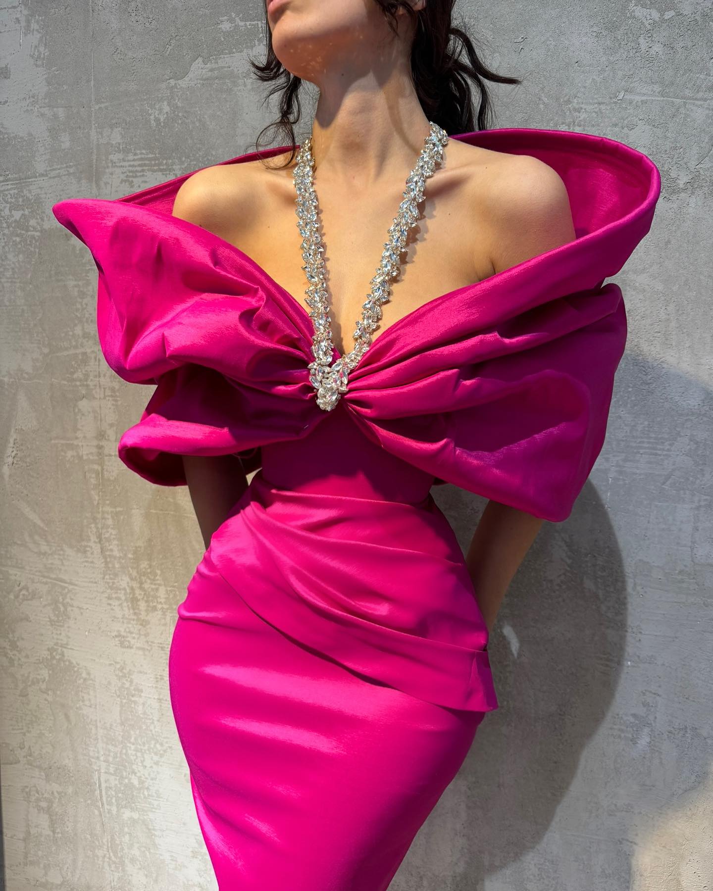 Charmantes, säulenförmiges Satin-Neckholder-Abendkleid mit halben Ärmeln in Rosa mit Schleife