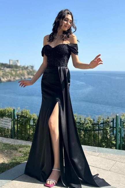 Charmantes, schulterfreies, ärmelloses schwarzes Ballkleid aus Satinspitze mit Schlitz vorne