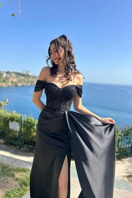 Charmantes, schulterfreies, ärmelloses schwarzes Ballkleid aus Satinspitze mit Schlitz vorne