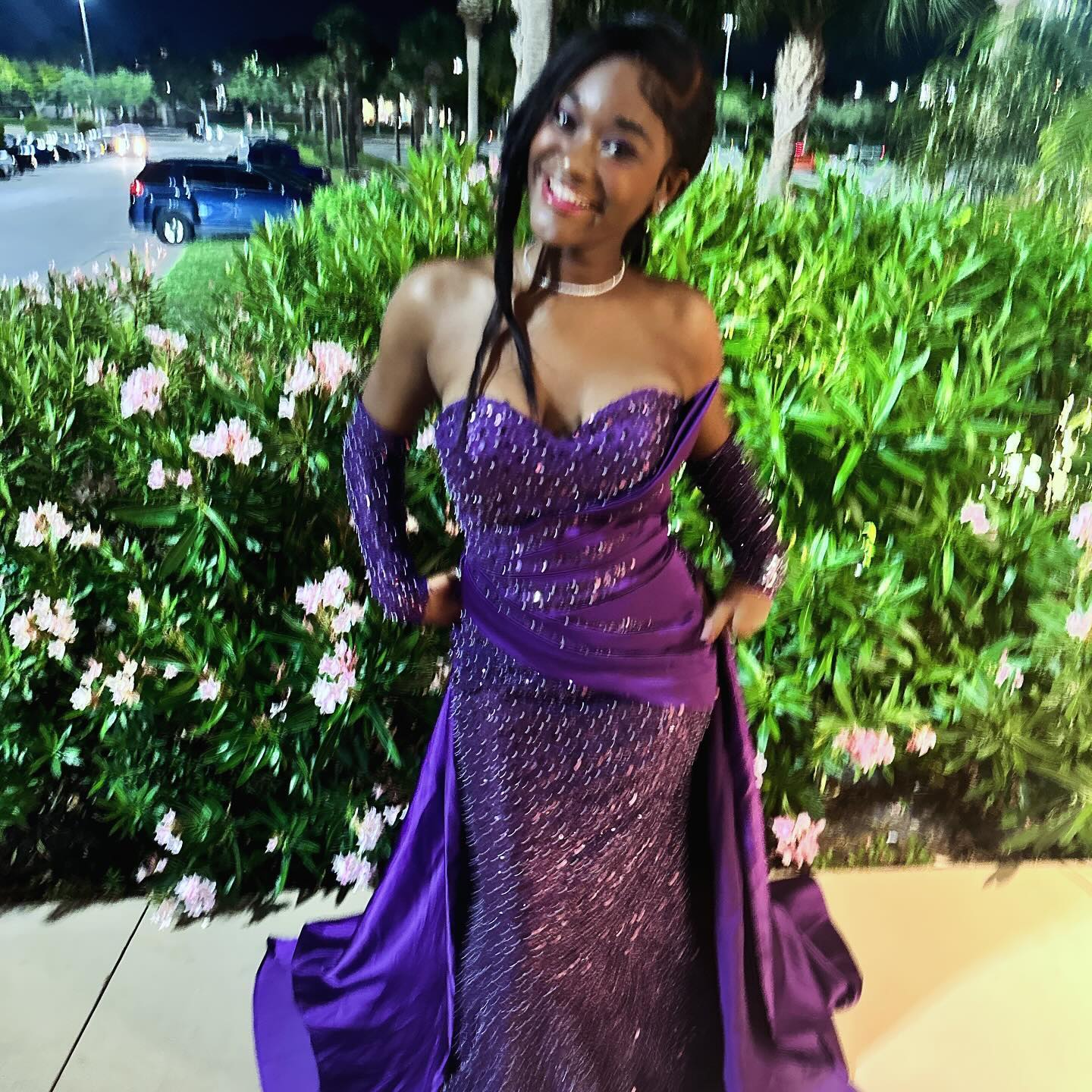 Charmantes, säulenförmiges, ärmelloses, lila Satin-Ballkleid mit Herzausschnitt und Paillettenschleppe