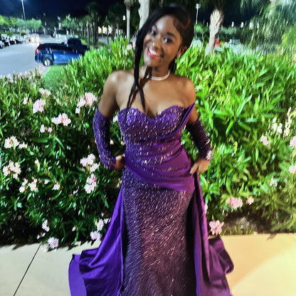 Charmantes, säulenförmiges, ärmelloses, lila Satin-Ballkleid mit Herzausschnitt und Paillettenschleppe