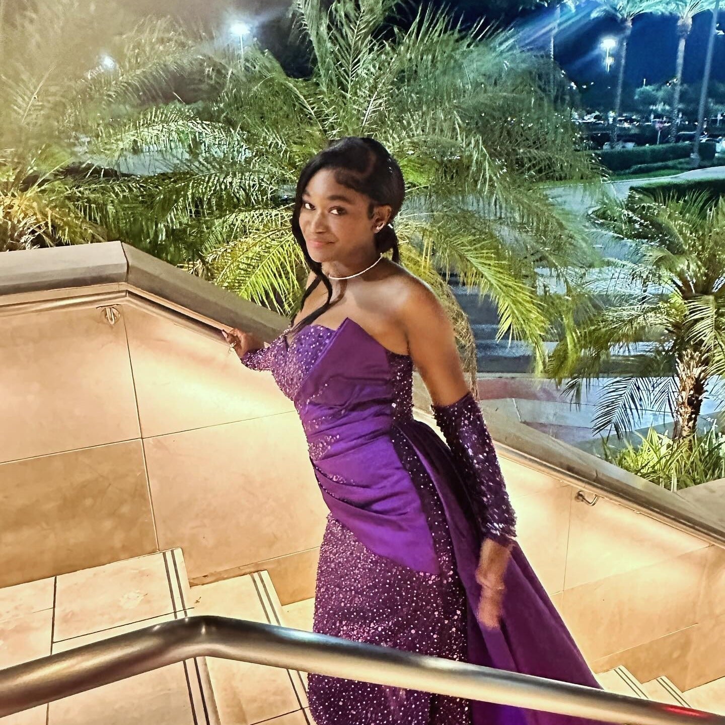 Charmantes, säulenförmiges, ärmelloses, lila Satin-Ballkleid mit Herzausschnitt und Paillettenschleppe