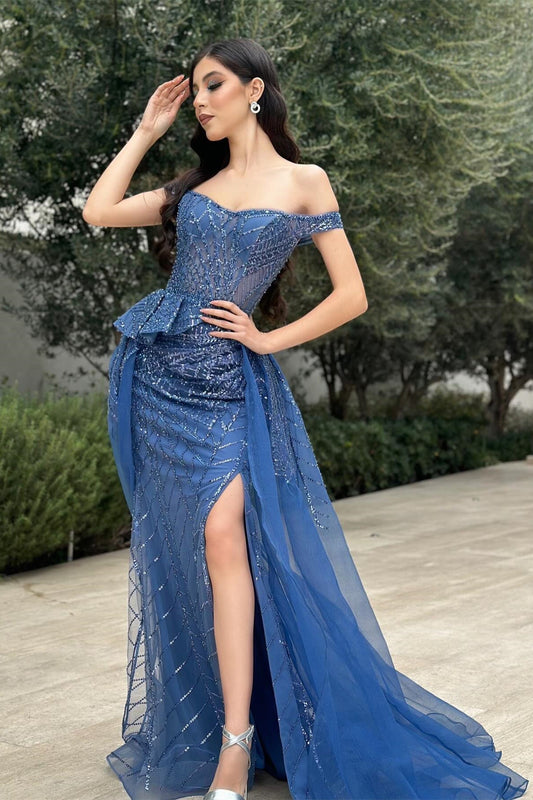 Charmantes, schulterfreies, ärmelloses blaues Ballkleid aus Tüllspitze mit Schlitz vorne