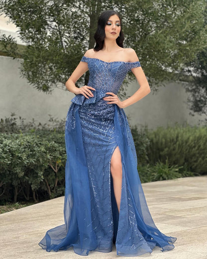 Charmantes, schulterfreies, ärmelloses blaues Ballkleid aus Tüllspitze mit Schlitz vorne