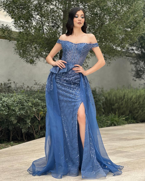 Charmantes, schulterfreies, ärmelloses blaues Ballkleid aus Tüllspitze mit Schlitz vorne