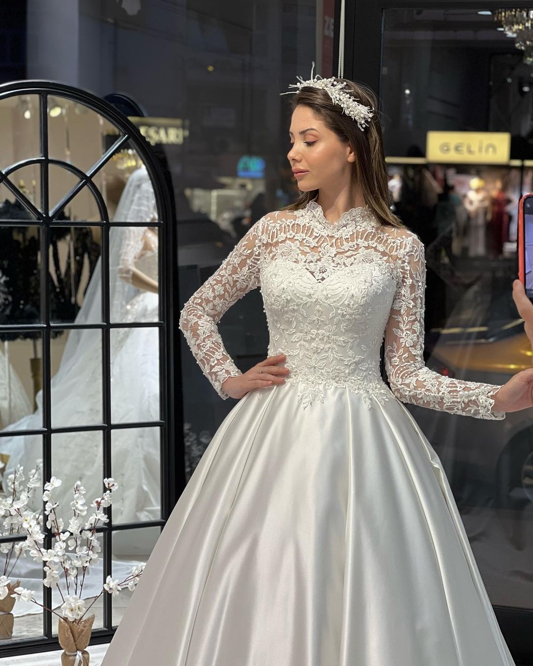 Bezauberndes bodenlanges A-Linien-Brautkleid aus Satin mit Rundhalsausschnitt und langen Ärmeln und Rüschen