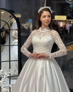 Vestido de novia encantador de satén con mangas largas, corte A y volantes, largo hasta el suelo