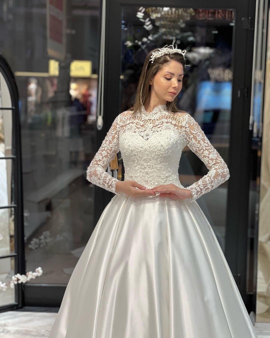 Bezauberndes bodenlanges A-Linien-Brautkleid aus Satin mit Rundhalsausschnitt und langen Ärmeln und Rüschen