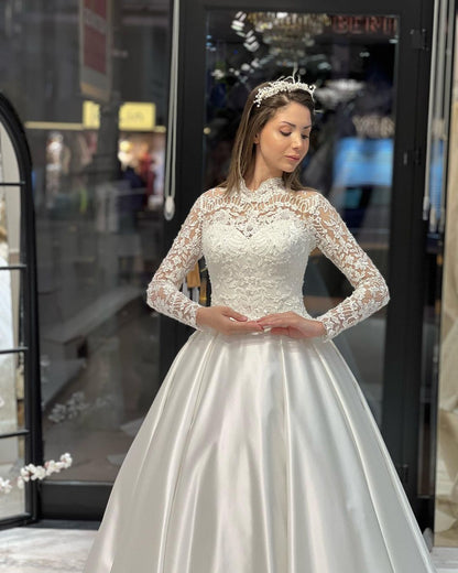 Vestido de novia encantador de satén con mangas largas, corte A y volantes, largo hasta el suelo