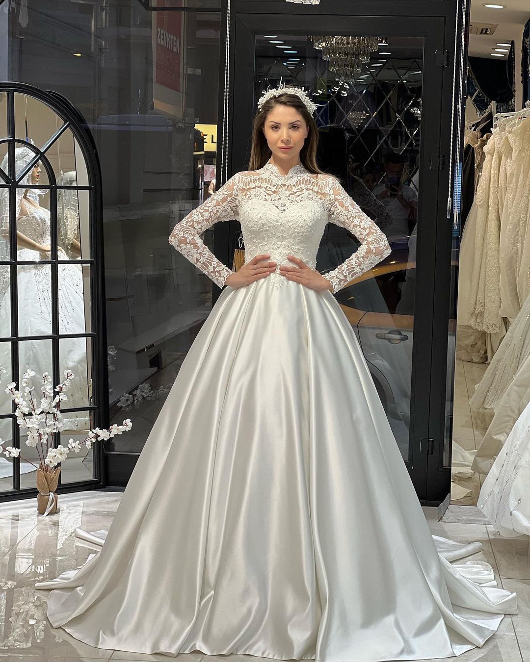 Bezauberndes bodenlanges A-Linien-Brautkleid aus Satin mit Rundhalsausschnitt und langen Ärmeln und Rüschen