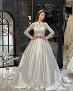 Vestido de novia encantador de satén con mangas largas, corte A y volantes, largo hasta el suelo