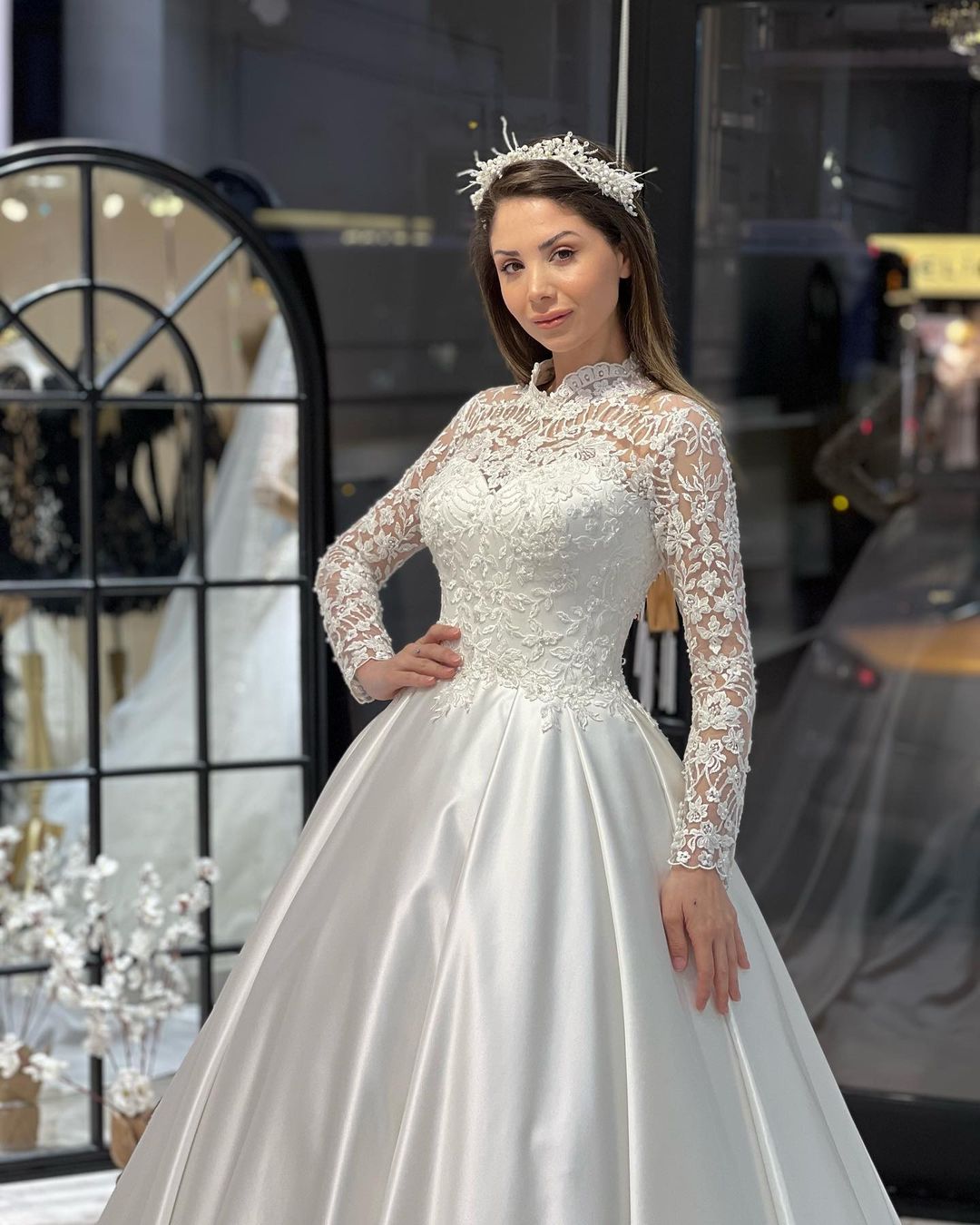 Vestido de novia encantador de satén con mangas largas, corte A y volantes, largo hasta el suelo