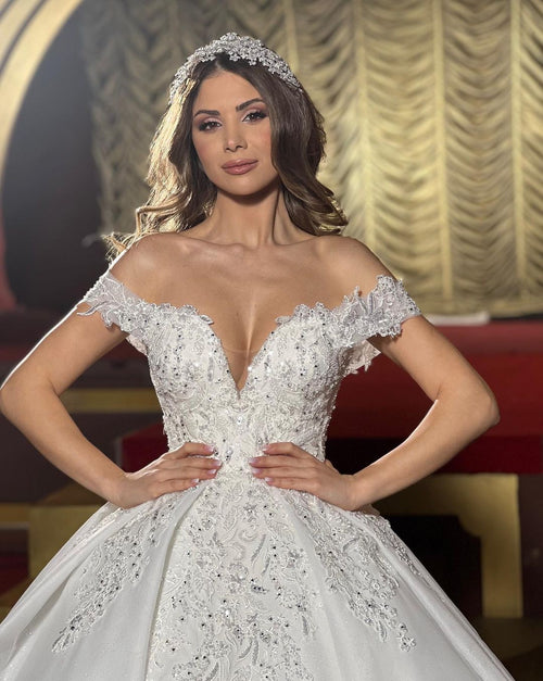 Bezauberndes bodenlanges, schulterfreies A-Linien-Brautkleid aus Satin mit Rüschen