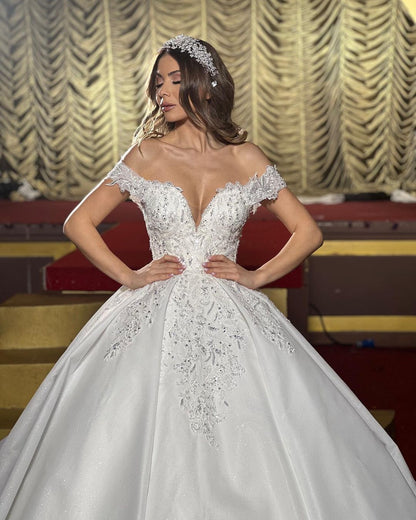 Vestido de novia encantador de satén con hombros descubiertos y volantes, corte A