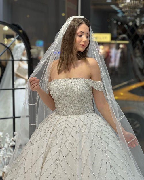 Bezauberndes, bodenlanges, schulterfreies A-Linien-Brautkleid mit Pailletten und Hofschleppe