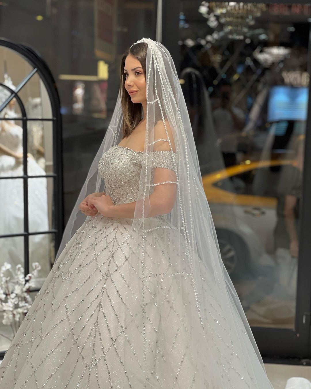 Vestido de novia encantador, largo hasta el suelo, con hombros descubiertos, corte A, lentejuelas y cola de corte.