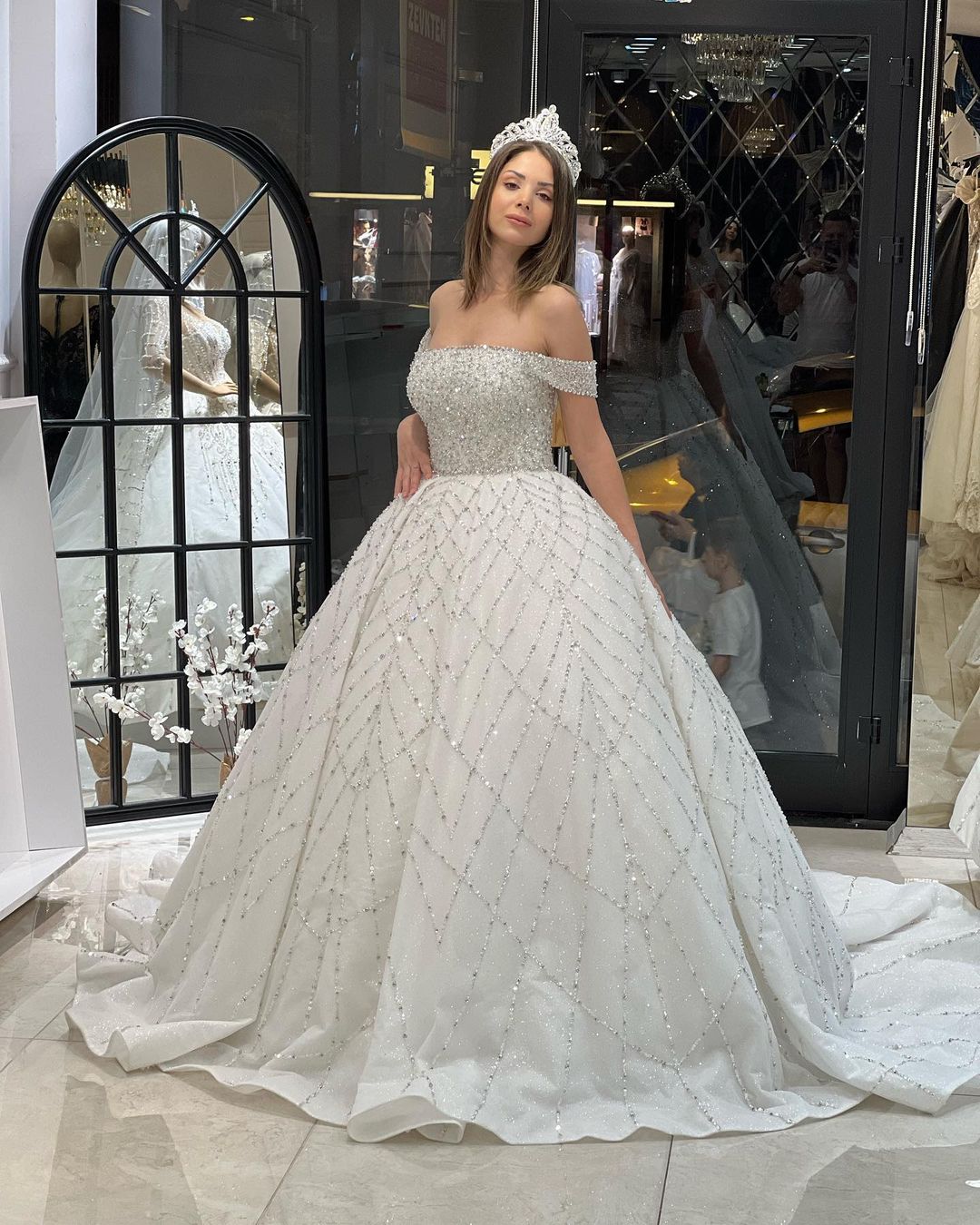 Bezauberndes, bodenlanges, schulterfreies A-Linien-Brautkleid mit Pailletten und Hofschleppe