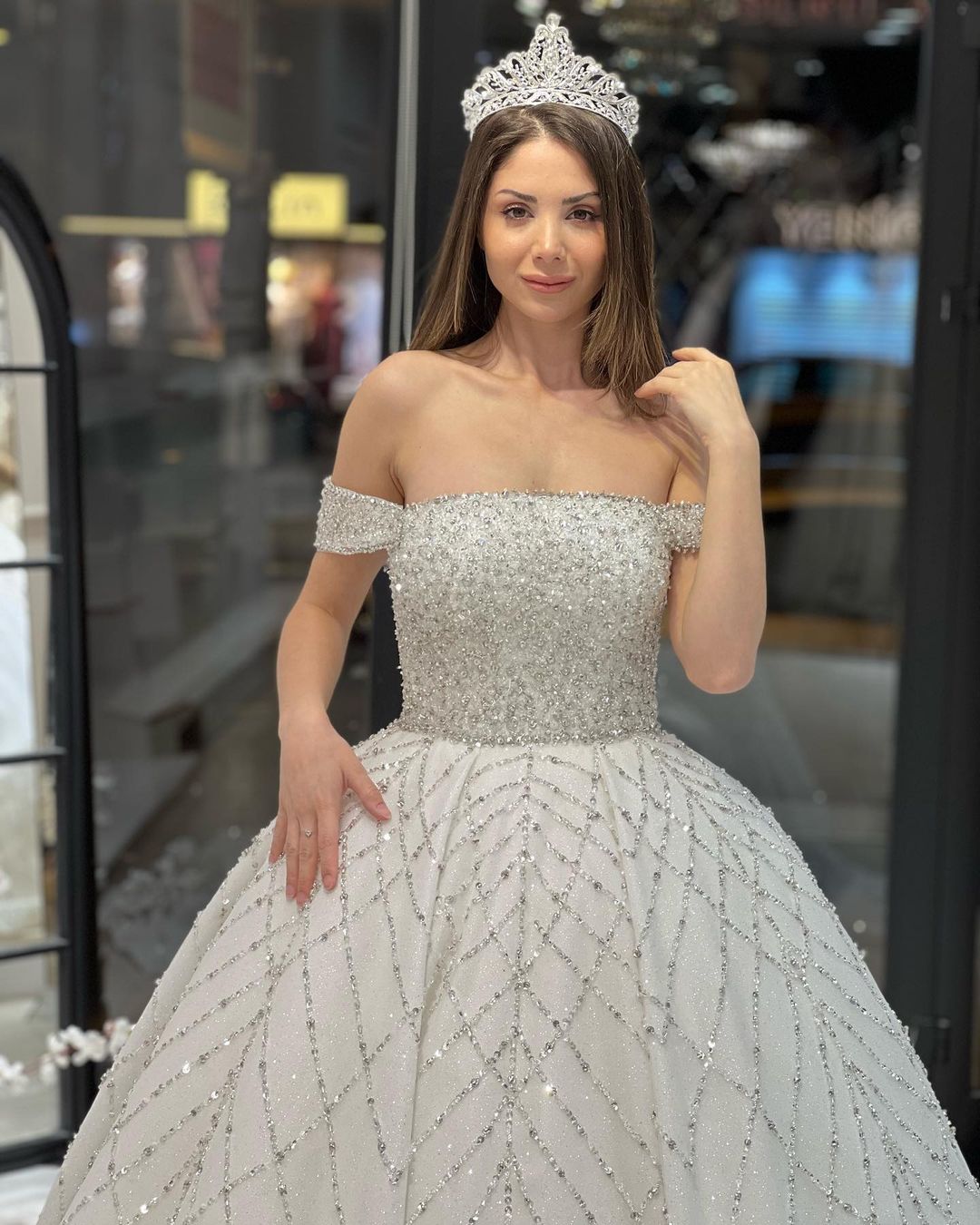 Bezauberndes, bodenlanges, schulterfreies A-Linien-Brautkleid mit Pailletten und Hofschleppe
