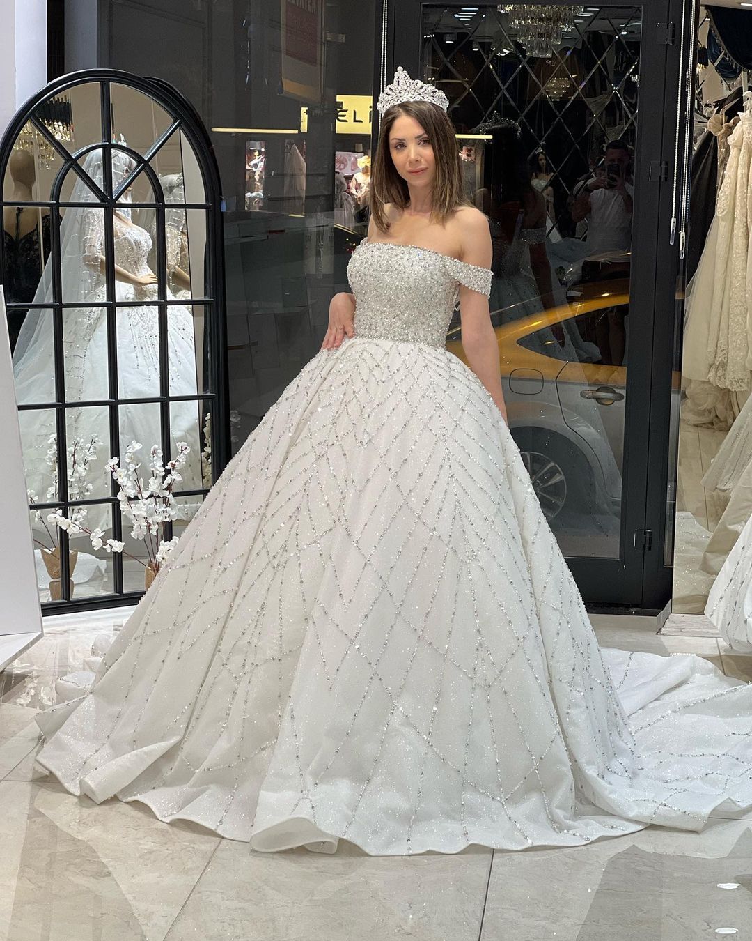 Vestido de novia encantador, largo hasta el suelo, con hombros descubiertos, corte A, lentejuelas y cola de corte.